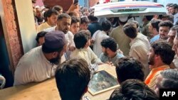 په باجوړ کې خلک د هدایت الله تابوت امبولانس ته انتقالوي - د جولای درېیمې انځور.