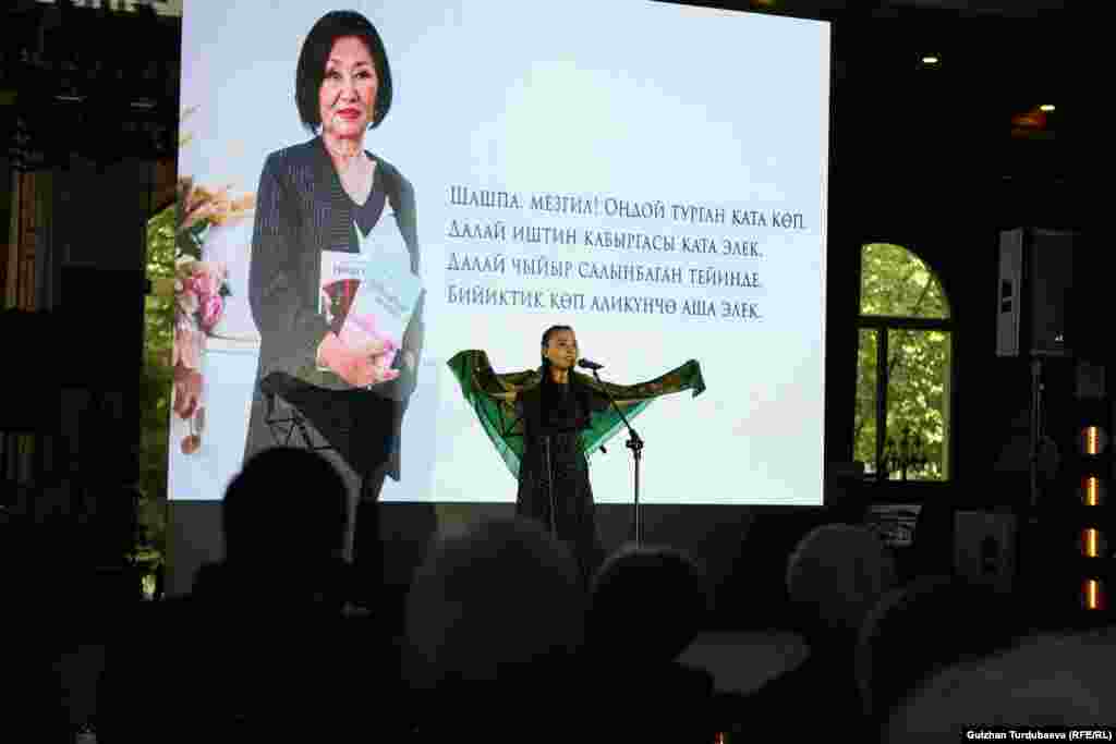 Актриса&nbsp;Шаршекүл Аманова Бурулкан Сарыгулованын "Сандыктагы жоолугум" ырын окуп жатат.&nbsp;