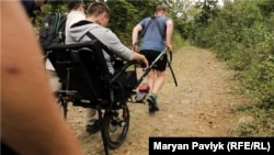 Волонтери піднімають у гори воїна на «джульєтці»