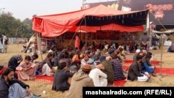 بلوڅانو د ډېسېمبر له ۲۳مې راهیسې د خبریالانو په مرکز کې پرلت وهلی دی - د ډېسېمبر ۲۹مې انځور.