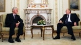 Бывший президент США Билл Клинтон (слева) и тогдашний премьер-министр России Владимир Путин. Москва, 29 июня 2010 года