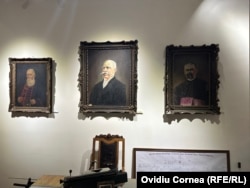 În centrul imaginii, figura fostului memorandist Dr. Ioan Rațiu. Este flancat de cei doi nepoți favoriți, Basiliu (în stânga) și Nicolae (în dreapta). Nicolae Rațiu a fost tatăl lui Augustin Rațiu și bunicul fostului parlamentar Ion Rațiu.