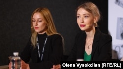 Спікерка дискусії Катерина Рашевська, юристка Регіонального центру прав людини (ліворуч) та модераторка події Катерина Лихогляд, виконавча продюсерка проєкту Радіо Свобода«Ти як?»