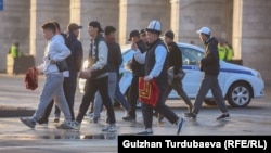 Орозо айт намазына бараткандар, Бишкек. 21-апрель, 2023-жыл. 