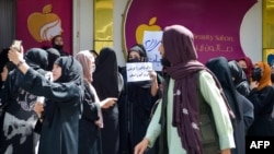Ооганстанда сулуулук салондорунун жабылышына каршы чыккан аялдар. 19-июль, 2023-жыл. Кабул.