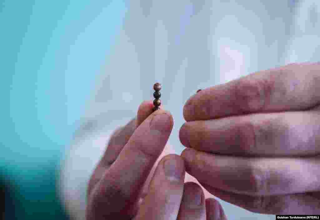 Врач Данияр Шайбеков рассказывает, что в последнее время поступает много детей, проглотивших мелкие магниты. Он призывает родителей при покупке таких игрушек учитывать возраст детей.&nbsp; &nbsp;