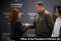 Тодішня віцепрезидентка США Камала Гарріс тисне руку керівнику Офісу президента України Андрію Єрмаку в кулуарах Саміту миру в Швейцарії. 15 червня 2024 року