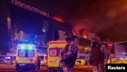 Сотрудники силовых структур у концертного зала «Крокус Сити Холл». Московская область, 22 марта 2024 г.