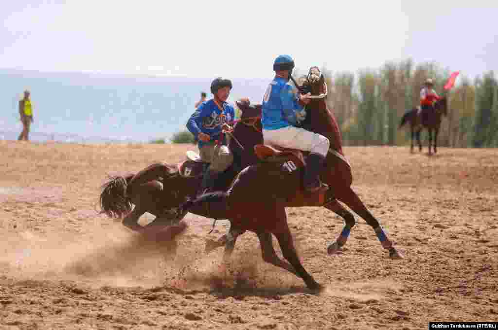 &quot;Ынтымак&quot; командасы жарым финалда &quot;Достук&quot; командасын 2:0 эсебинде утуп, финалга чыккан.&nbsp;&quot;Астана&quot; командасы жарым финалдык беттеште &quot;Түркстанды&quot; 2:0 эсебинде уткан.