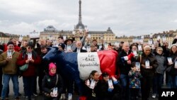 Молочні фермери позують біля гігантської скульптури корови з національними кольорами та написом «Чесне молоко» під час протесту проти політики сільського господарства. 13 лютого 2024 р.