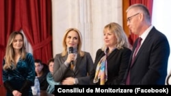Președinte al Consiliului de Monitorizare pentru persoanele cu dizabilități, Gabriel Botnariu (în dreapta) era numit în 2016, de către Gabriela Firea, șef al Administrației spitalelor din capitală. Ex senator PSD, a fost consilier al primarului din Voluntari, Florentin Pandele.
