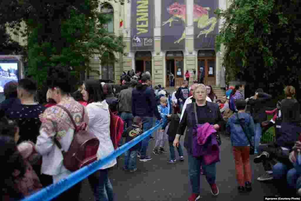 mai 2023: Muzeul Antipa din Capitală este în fiecare an un magnet pentru vizitatorii din Noaptea Muzeelor . Cozile din fața intrării durează ore întregi.