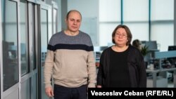 Autorul podcastului „În esență...”, Eugen Urușciuc, și invitata sa, jurista Mariana Kalughin, în redacția Europei Libere.