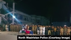 د شمالي وزيرستان په ميرامشا کې د اپرېل پر څلورمه ناوخته د وژل شوي پوليس سرتېري طارق خان د جنازې لمونځ ادا کېږي.