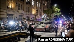 Танки під прапорами угруповання «Приватна військова компанія Вагнера» в Ростові-на-Дону, 24 червня 2023 року