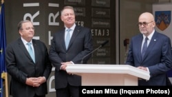 Vasile Rîmbu (dreapta) apare în această fotografie din 2019 alături de Gheorghe Flutur (stânga) de la PNL și de președintele României, Klaus Iohannis, la Spitalul Județean Suceava.