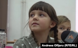 Luana spune că îi place mult la școală.