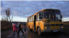 Copii din satele Câmpul Drept și Beștemac, raionul Leova, în drum spre gimnaziul din Sărățica Nouă, după ce coboară din autobuzul școlar.