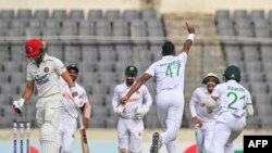 گوشه یی از یک بازی کریکت میان تیم های افغانستان و بنگله دیش 