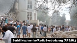 Люди допомагають розбирати завали лікарні «Охматдит», яка пошкоджена внаслідок атаки РФ, 8 липня 2024 року