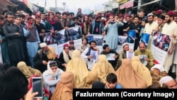 د باجوړ په خار بازار کې ښځې د ورکو خپلوانو لپاره په احتجاج ناستې دي ـ د ۲۰۲۳ز کال د اپرېل ۱۸مې انځور.