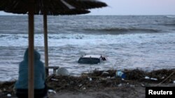 Морето отнесе коли и каравани на къмпинг "Арапя".