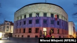 Зградата каде се наоѓа седиштето на претседателот на Република Српска е осветлено со боите на руското знаме поради победата на Путин, Бања Лука, 18 март 2024 година.