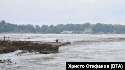 Южният плаж на Китен, залян от река Караагач. 