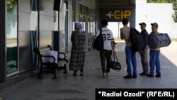 Душанбе әуежайындағы адамдар. Архивтегі сурет.