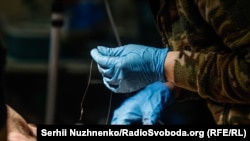 Після рішення військово-лікарської комісії про комісування військового мають одразу звільнити зі служби, але на практиці цей процес може тривати місяцями. Розбираємося, чому так