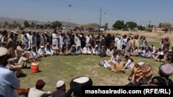 د اتمانزيو مشران په مشالي وزيرستان کې د يوې جرګې پر مهال ـ پخوانی انځور