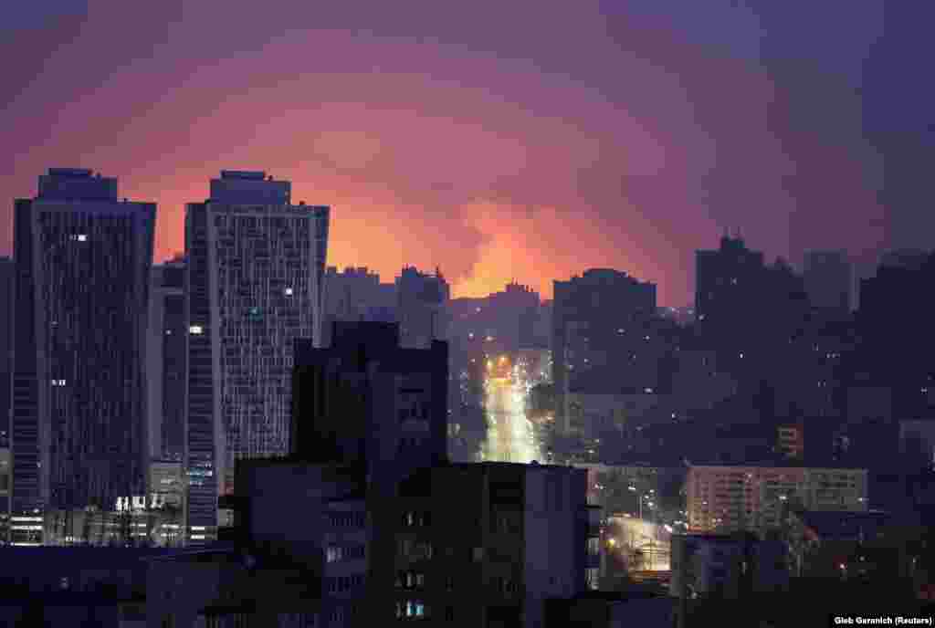 Explozia unei rachete rusești luminează capitala ucraineană, în timpul atacului rusesc din zorii zilei de 21 martie. Autoritățile spun că sunt cel puțin 10 răniți, printre care o fată de 11 ani. &nbsp;