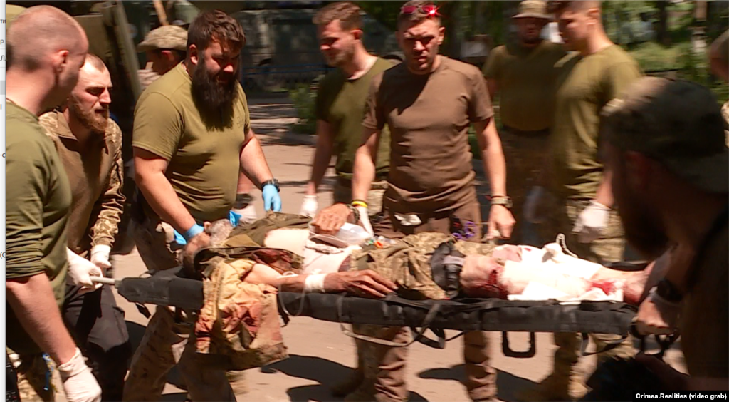 Перша оцінка отриманих поранень в ухваленні рішень, від яких часто залежить життя. У стабпункті&nbsp;працюють медики кількох бойових частин, зокрема 35-ї та 36-ї бригад морської піхоти. Літо, 2023 року