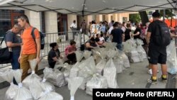 Saci cu buletine de vot aduse pentru centralizare la Biroului Electoral Sector 1.