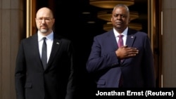 لوید آستین وزیر دفاع امریکا (راست) با دنیز شمیهال صدراعظم اوکراین در پنتاگون