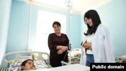 Саида Мирзиёева Чуст районундагы ооруканада жаткан балдардан кабар алды