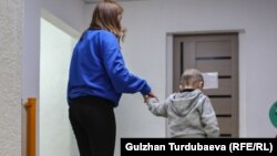 АВА терапиясынан өтүп жаткан бала.