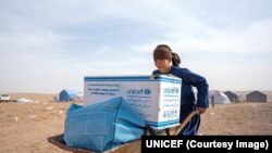 ارشیف: د هرات یو زلزله ځپلي د ملګرو ملتونو اړوندې ادارې یونېسف له لوري مرسته ترلاسه کړې او خپلې خیمې ته یې لېږدوي.