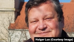 Dr. Holger Lux conduce centrul rezidențial de reabilitare a dependenților de la Șura Mică, de lângă Sibiu. Este primul centru deschis în România, în urmă cu mai bine de trei decenii.