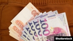 Рубли и лари, иллюстративное фото