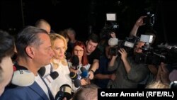 Urmăriți de jurnaliști, Gabriela Firea și primarul sectorului 4, Daniel Băluță, părăseau incinta PSD pe 10 iunie 2024. Deși pierdea atunci, Firea obținea mai multe voturi față de cât a reușit Daniel Băluță pe 7 decembrie 2025.