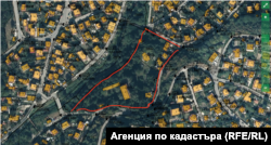 "Дружество на руските граждани" е собственик на два съседни имота, очертани с червено. Те правят впечатление на картата, защото са значително по-големи от останалите в района. „Имотът е много атрактивен“, каза за Свободна Европа бившият кмет на Панчарево Николай Гюров.