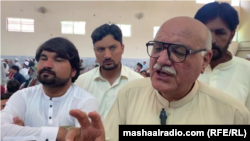 د عوامي نیشنل ګوند د خيبر پښتونخوا مشر میا افتخار حسین له خبريالانو سره خبرې کوي ـ انځور له ارشيفه