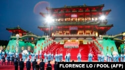 Керівники Киргизстану, Таджикистану, Казахстану, Туркменистану, Узбекистану дивляться виступ під час саміту «Китай – Центральна Азія» у місті Сіань, Китай, 18 травня 2023 року