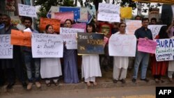 په اسلام اباد کې فعالان د ناموس په نوم د وژنو ضد مظاهره کوي - پخوانی انځور.