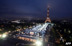 Основная сцена церемонии открытия была развернута у Эйфелевой башни.