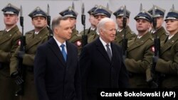  Joe Biden a avut discuții cu omologul său polonez, Andrzej Duda, despre întărirea flancului estic al NATO în condițiile prelungirii invaziei rusești în Ucraina.