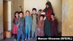 یک بانوی که در نتیجه سیلاب ها اموال خانه خود را از دست داده و حالا با فرزندان خود با مشکلات فراوان زندگی می‌کند