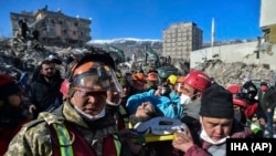 Рятувальники витягують Хатіде Акар із обваленої будівлі 13 лютого 2023 року, ілюстративне фото