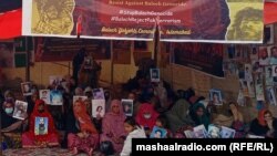 د بلوڅانو په پرلت کې ګڼې ښځې او ماشومان هم شامل دي - د ډېسېمبر ۲۹مې انځور.